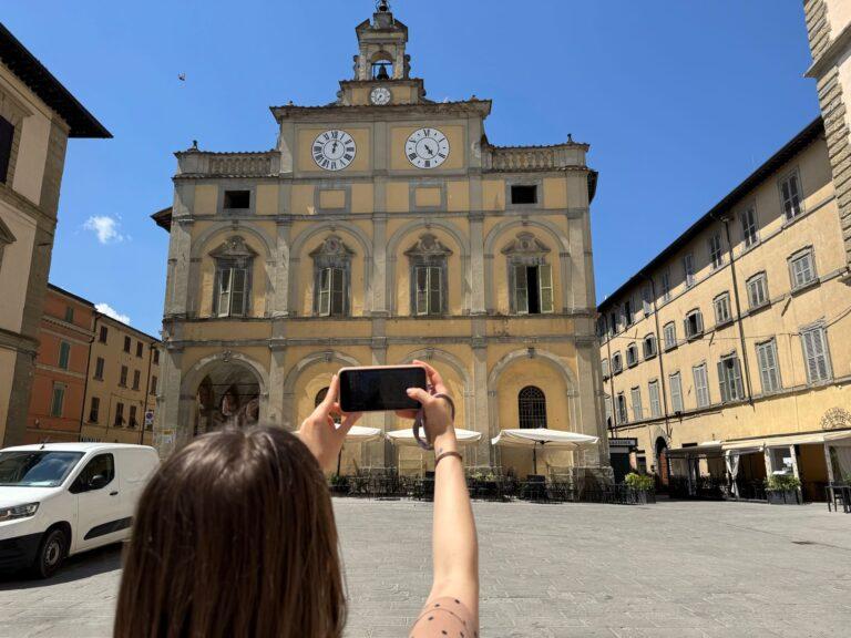 L’orologio a due quadranti sulla facciata del palazzo del Podestà è uno dei monumenti più fotografati della città