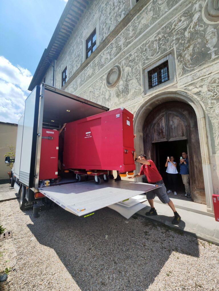 Lo stendardo della S.S. Trinità di Raffaello trasferito a Roma per il restauro da parte dell’ICR, in vista della mostra su Raffaello del 2026 al Met di New York