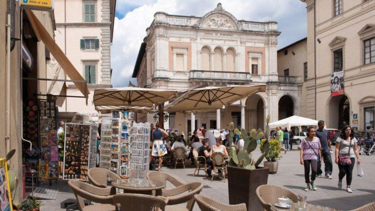 Città di Castello, nuova regola per gli esercizi commerciali: mobili ammessi negli spazi pubblici