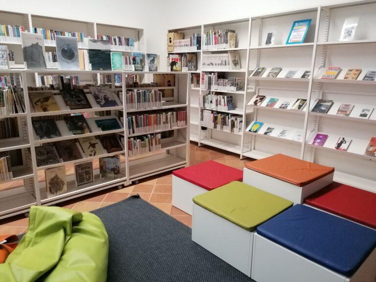 Biblioteca comunale Carducci aperta al mattino ad agosto