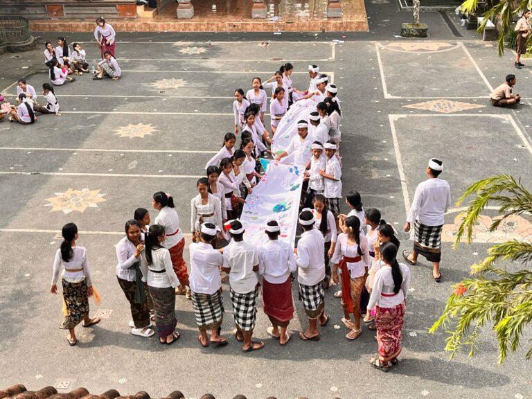 Lo scorso giugno, la Eco Bandiera Collettiva della Pace più lunga del mondo, è arrivata a Bali, in Indonesia.