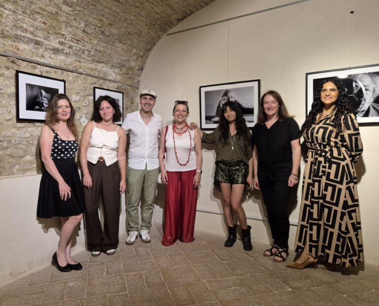 Prorogata di una settimana “Sguardi plurimi”. La mostra di fotografia, che accoglie a Citerna sei apprezzate fotografe toscane e umbre, sarà visibile fino al 6 settembre
