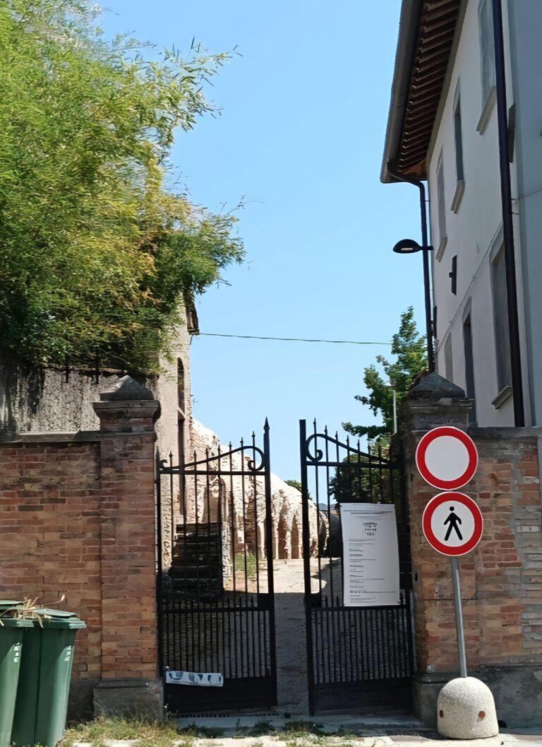 Arcaleni (Castello Cambia) “Si può accedere al pomerio di via Campo dei Fiori, accanto alle mura urbiche”?