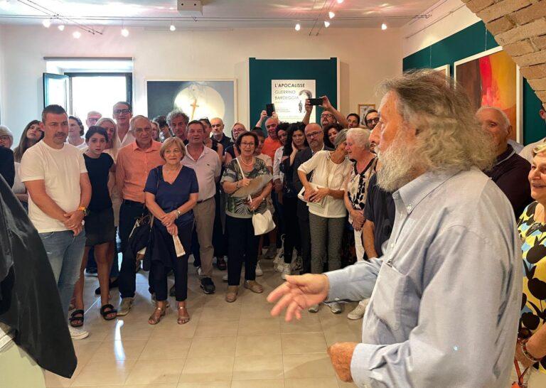 Presentato a Fighille il “San Francesco” di Franco Alessandrini. Domenica 7 settembre un folto pubblico ha riempito il Piccolomuseo per vedere da vicino il modello in gesso del maestro di Sansepolcro, da cui nacque la scultura dell’Eremo di Montecasale