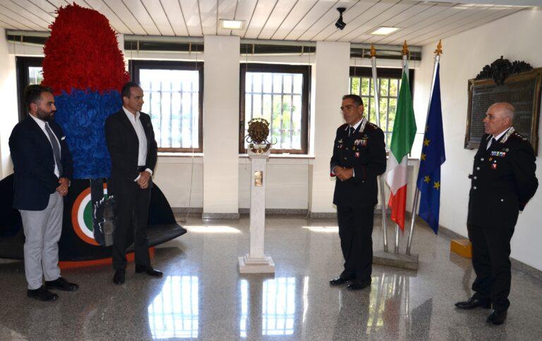 Lucio Mingrilli dona al Comando Provinciale Carabinieri una sua opera denominata “È UNA BATTAGLIA”