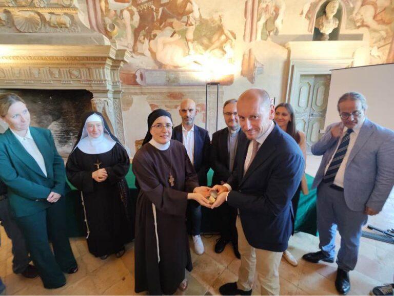 Donazione reliquia di Santa Veronica alla Mostra del libro antico e della stampa antica: la gratitudine delle Clarisse Cappuccine del convento di Santa Veronica