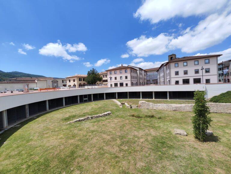 L’assessore Rodolfo Braccalenti risponde in consiglio comunale a FDI, Azione e FI su piazza delle Tabacchine