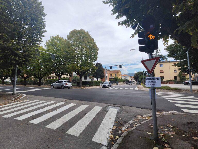 Semaforo danneggiato da un fulmine lungo viale Vittorio Veneto: avviate le procedure per la riparazione, raccomandata maggiore prudenza agli utenti della strada