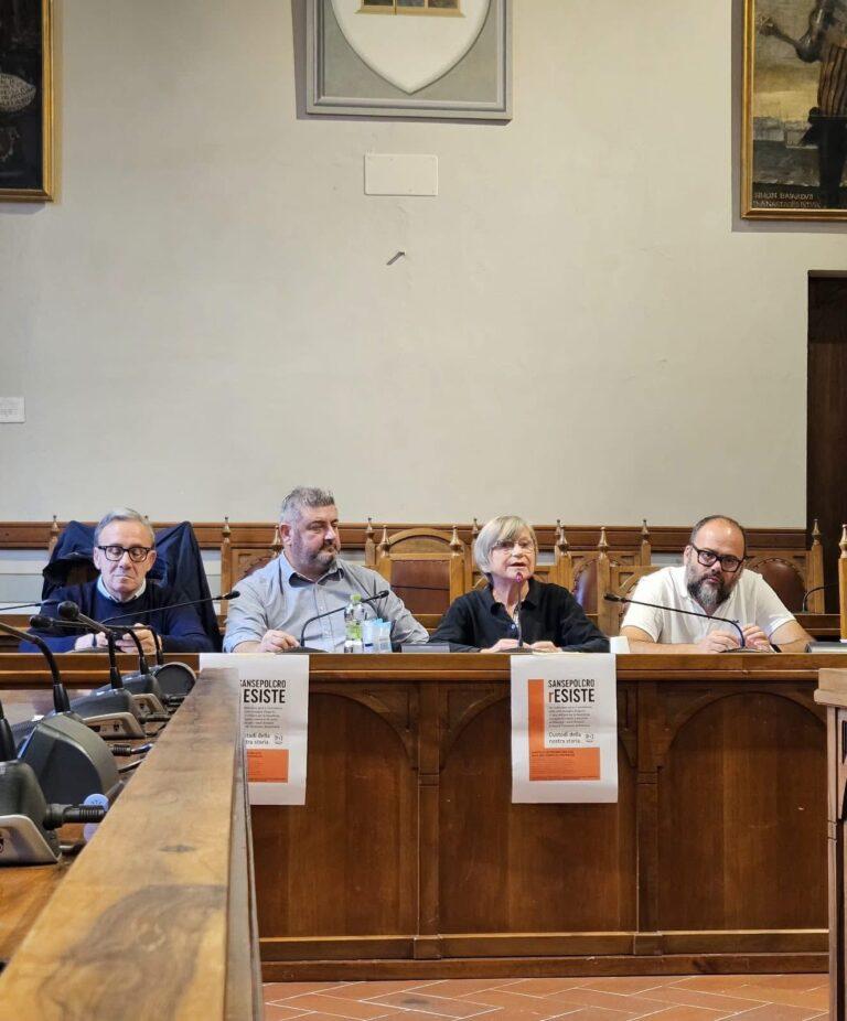 Sansepolcro rESISTE: la città risponde unita contro i simboli dell’odio e rilancia i valori di pace e democrazia