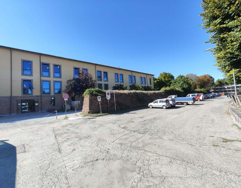 Via ai lavori di completamento del restauro delle mura urbiche di San Giacomo fino all’ingresso del Liceo Plinio il Giovane