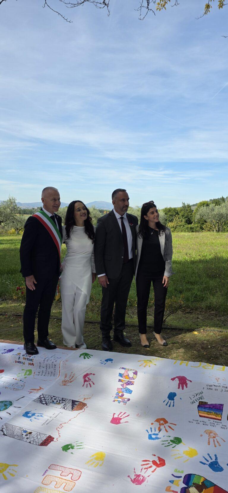 Anche i Sindaci di Assisi e Betlemme scrivono un pensiero di pace sulla eco-bandiera collettiva più lunga del mondo