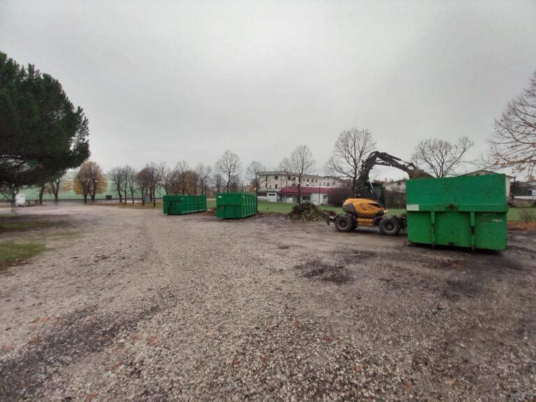 Si stanno eseguendo in questi giorni i lavori di ripulitura dello spazio adibito a parcheggio su Via Anconetana a San Giustino