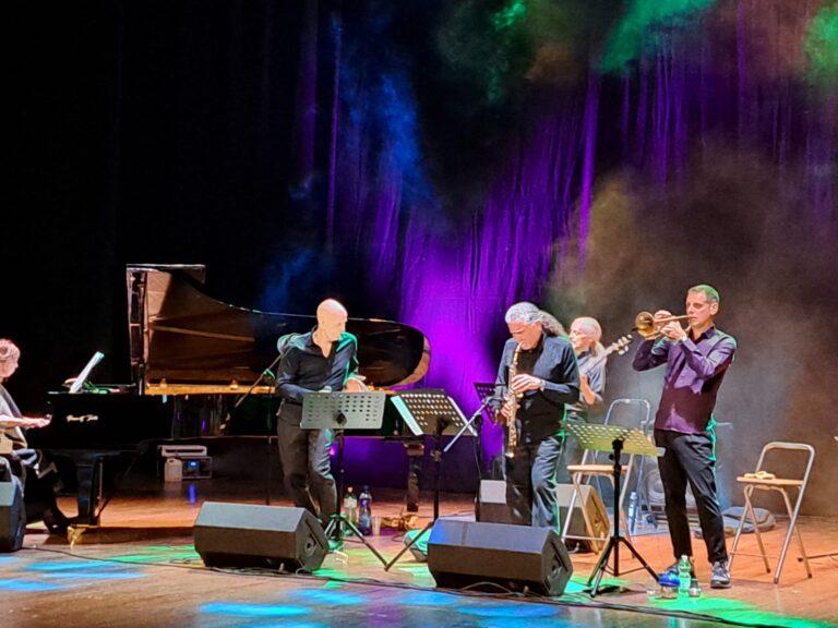 Standing ovation del pubblico del Morlacchi per l’Omaggio a Battisti di Peppe Servillo (voce), Fabrizio Bosso (tromba), Javier Girotto (sassofoni, arrangiamenti), Rita Marcotulli (pianoforte), Marco Siniscalco (contrabbasso), Mattia Barbieri (batteria)