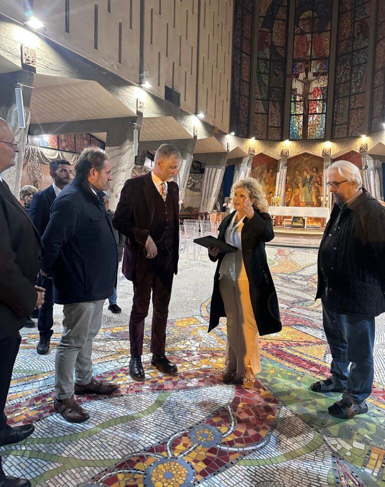 Il ministro Alessandro Giuli in visita alla chiesa dello Spirito Santo di Indicatore e al “Mosaico di Andreina”,