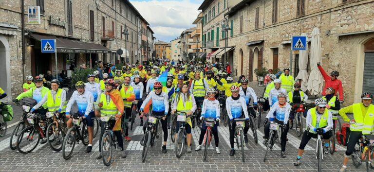 Oltre 1000 ciclisti della marcia Perugia – Assisi con la carovana della pace “Peace at Work”