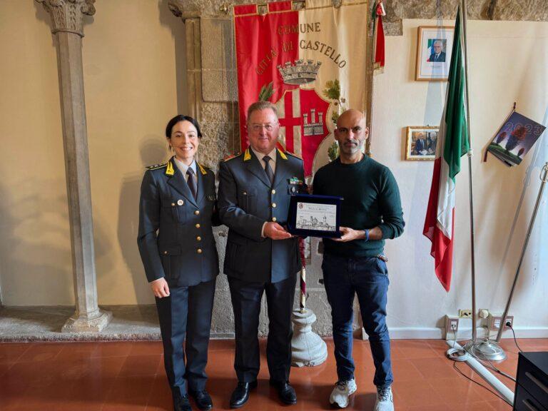 Il sindaco, Luca Secondi, ha accolto nella residenza municipale di piazza Gabriotti, il luogotenente e comandante della Sezione Operativa Volante della compagnia della Guardia di Finanza, Pier Luigi Bettoni al suo ultimo giorno in servizio prima della meritata pensione