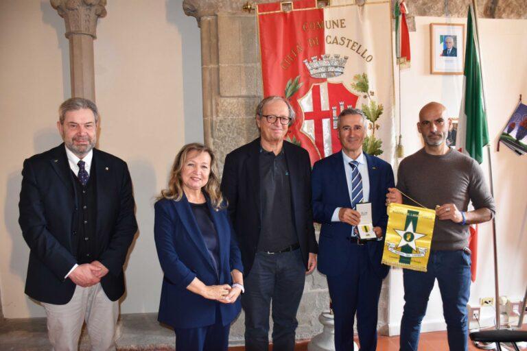 Il sindaco Luca Secondi si congratula con Vincenzo Tofanelli, insignito dal presidente della Repubblica Sergio Mattarella della Stella al Merito del Lavoro per l’anno 2025