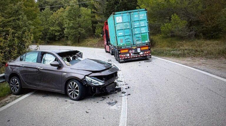Scontro tra auto e autoarticolato ieri sulla SR 257: traffico bloccato per due ore
