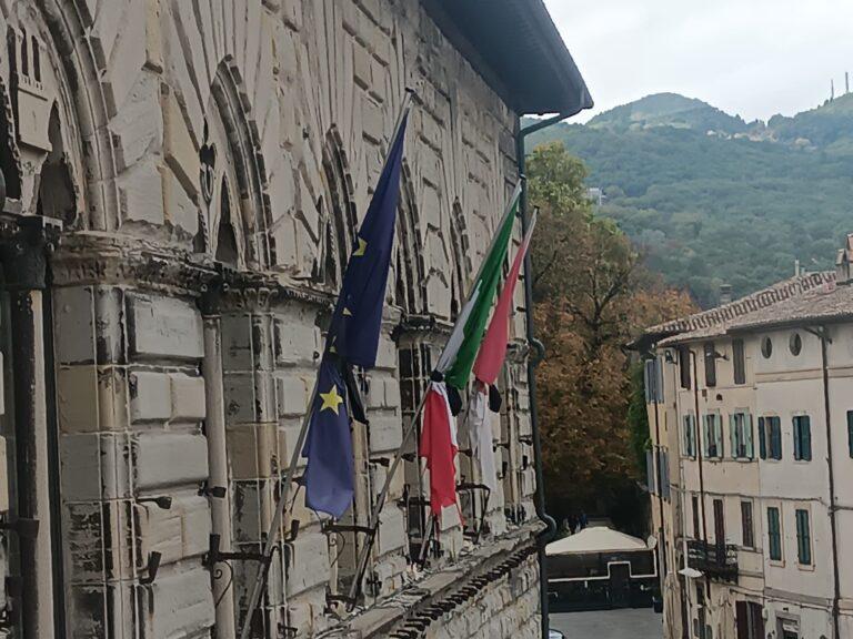 Carabinieri deceduti nell’esplosione avvenuta a Castel d’Azzano, bandiere a mezz’asta nella casa comunale