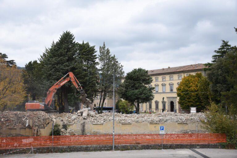 È caduta nel pomeriggio l’ultima parete dell’ex scuola Garibaldi: emerge il nuovo skyline del centro storico