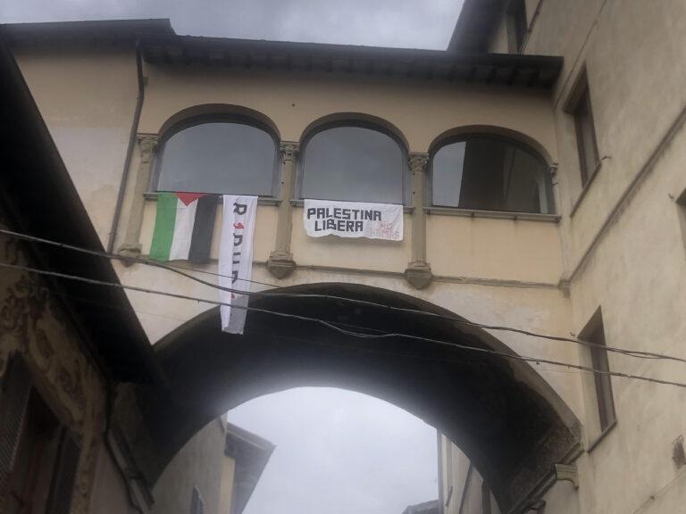 Andrea Lignani Marchesani “La Polizia locale rimuova la bandiera della Palestina dalle finestre del Comune: illegale l’esposizione delle bandiere straniere”