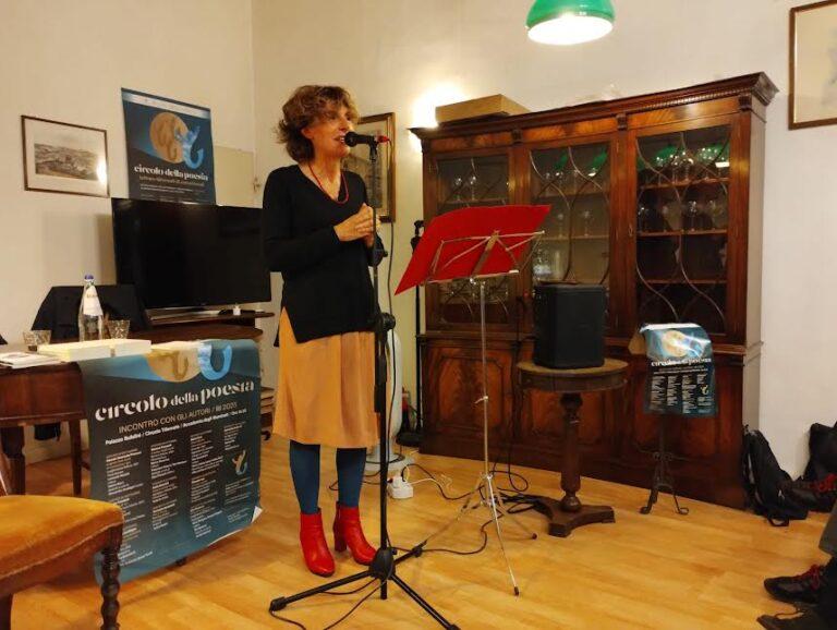 Lo scorso giovedì 6 novembre alle ore 18.30 l’ottavo appuntamento della terza edizione del CIRCOLO DELLA POESIA con la poetessa Claudia Fofi “Le ossa cantano”