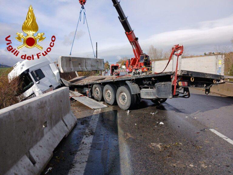 Incidente stradale lungo la E45 svincolo di Umbertide direzione sud. In corso le operazioni di recupero del mezzo pesante