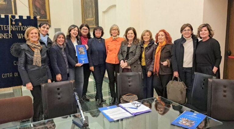 “Il Calendario Poetico delle Mani”: presentato il calendario Inner Wheel Club per l’anno 2026