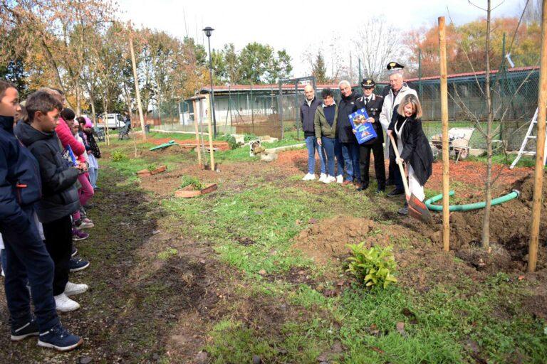 Piccoli alberi e verde fra i box del canile: lezione di buone pratiche a “quattrozampe” per gli alunni della scuola primaria di Lerchi