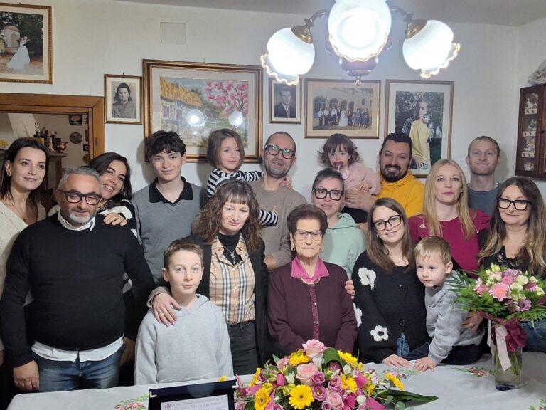 Nella Frontini, 100 anni e una famiglia da Guinness: la centenaria festeggiata con una targa del Comune