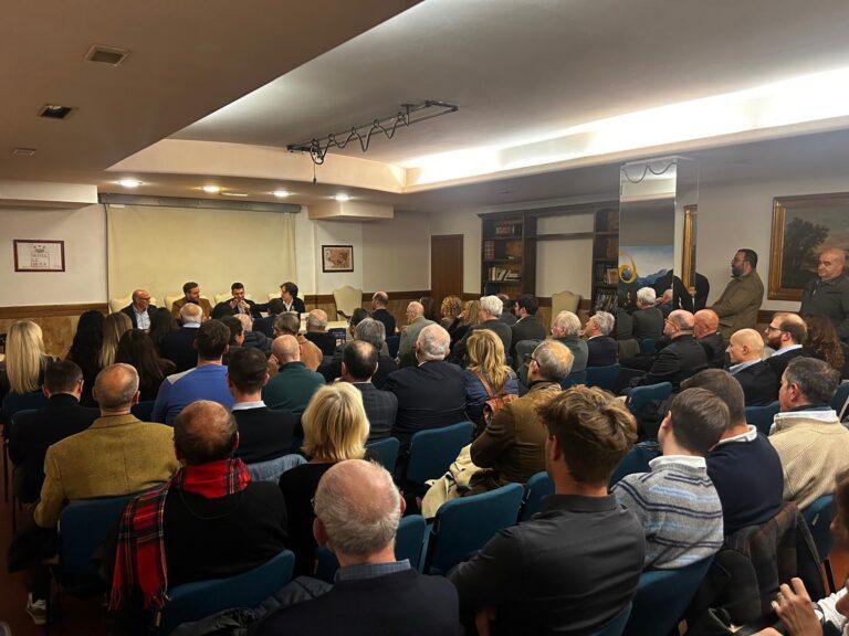 Una serata all’insegna della passione per la politica, dedicata alla cultura e all’identità, un successo l’incontro con l’autore e giornalista Francesco Giubilei