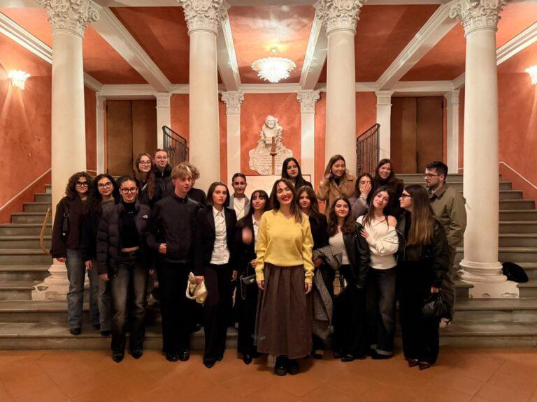 Quasi 600 spettatori per Chiara Francini, che ha aperto la Stagione di prosa e danza del Teatro degli Illuminati 2025-2026. L’incontro con i ragazzi di VIdeor ut video