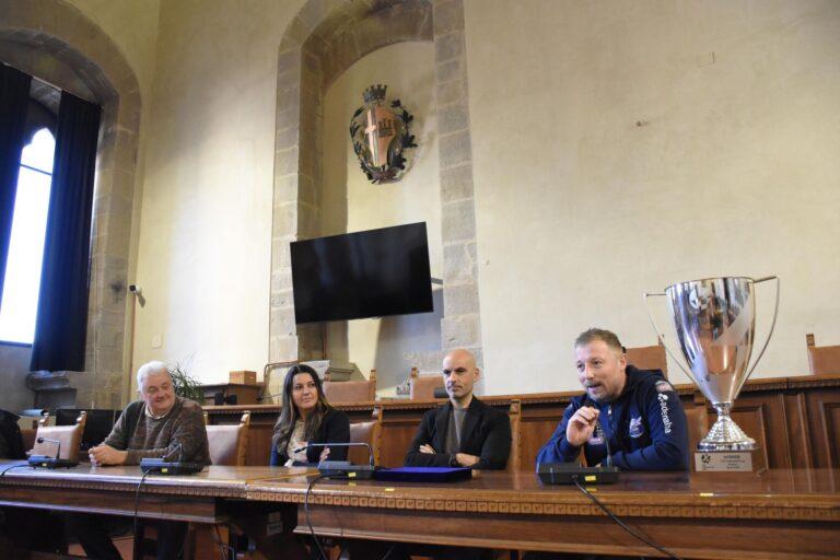 Targa del comune alla “carriera” ad Alessio Botteghi affermato fisioterapista che ha festeggiato oltre dieci anni di attività con il club Igor Gorgonzola Volley di Novara