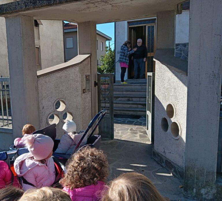 Nonno Enzo regala un sorriso ai bimbi del nido Kennedy: «Un ricordo per custodire la bellezza dell’infanzia»