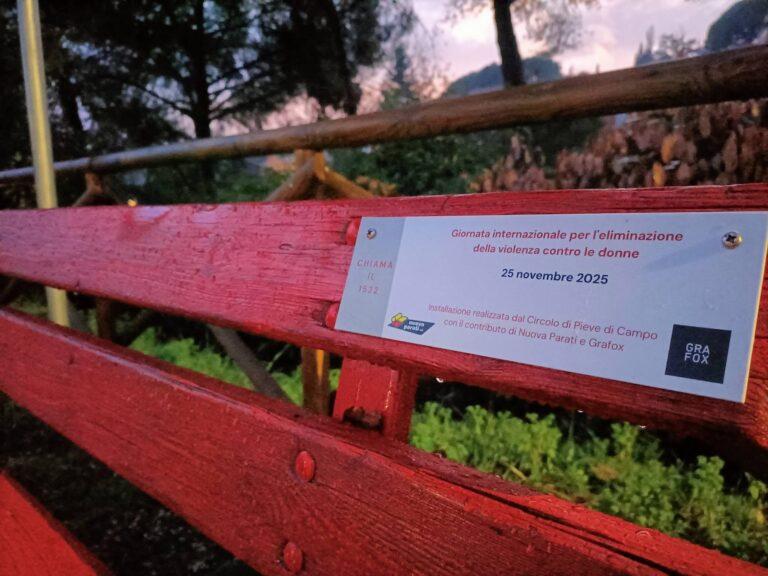 Pieve di Campo inaugura simbolo contro violenza sulle donne: una panchina rossa ricorda vittime e promuove consapevolezza