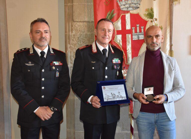 Il luogotenente carica speciale, Fabrizio Capalti, da 35 anni in servizio a Città di Castello e per 19  comandante della Stazione Carabinieri, fra pochi giorni in meritata pensione, oggi ricevuto in comune dal sindaco