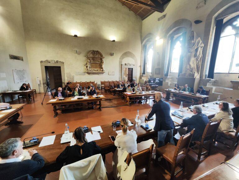 Con l’approvazione in consiglio comunale della variazione al bilancio di previsione 2025-2027, semaforo verde ai primi interventi di Agenda Urbana, al completamento della riqualificazione del Cassero, a nuove migliorie sulla piscina comunale, lavori su strade, illuminazione pubblica, passerella sul Vaschi e canile di Lerchi