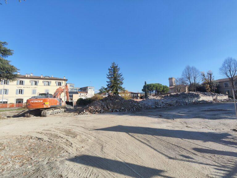 Ex scuola Garibaldi: entro gennaio 2026 il nuovo parcheggio. Il sindaco Luca Secondi risponde in consiglio comunale a Luciana Bassini (Gruppo Misto-Azione)