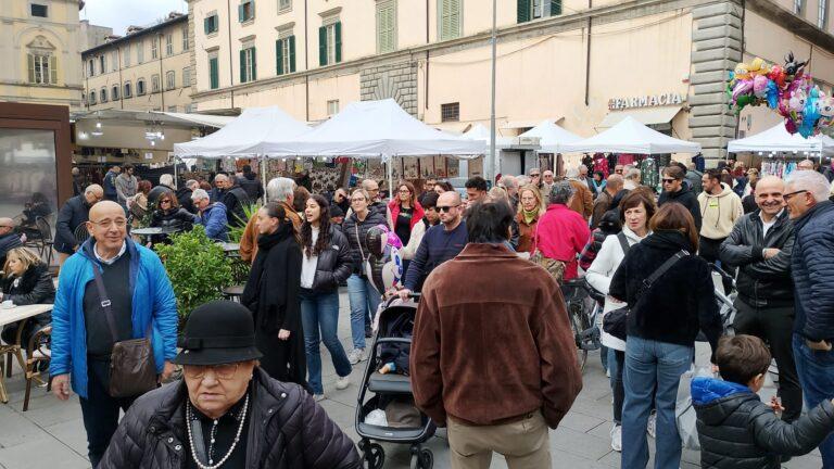 Successo per il fine settimana delle fiere San Florido: tanti visitatori nel centro storico di Città di Castello, arricchito domenica anche da Retrò e dall’apertura straordinaria dei negozi