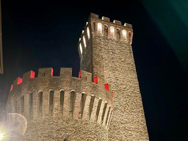 Umbertide, la Rocca si tinge di rosso: «Uniti contro la violenza di genere»