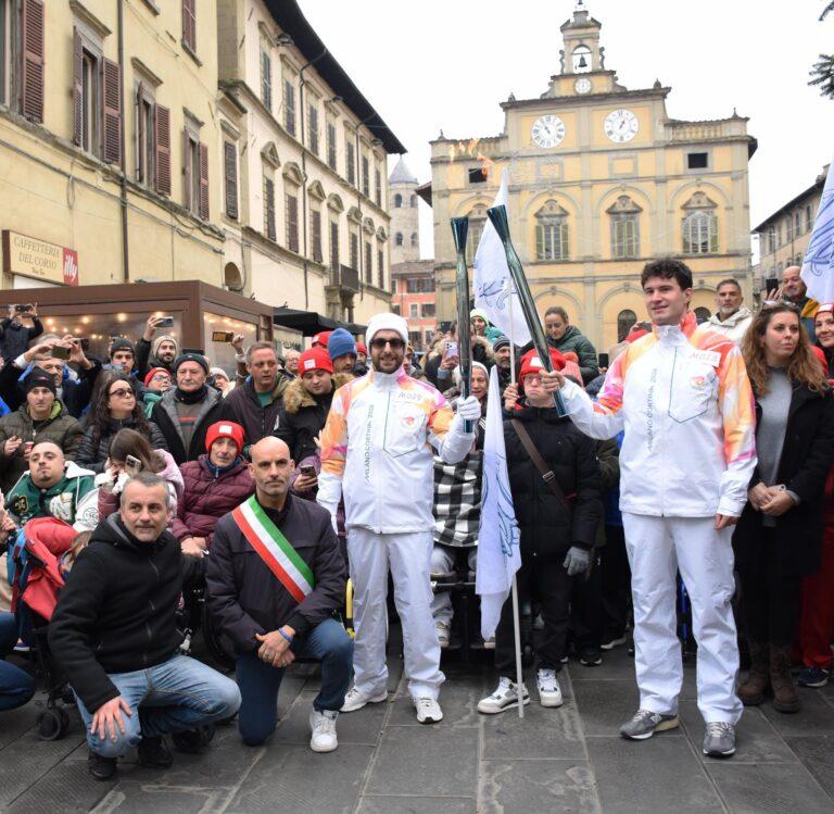 Comunità in festa a Città di Castello per il passaggio della fiamma olimpica di Milano–Cortina 2026