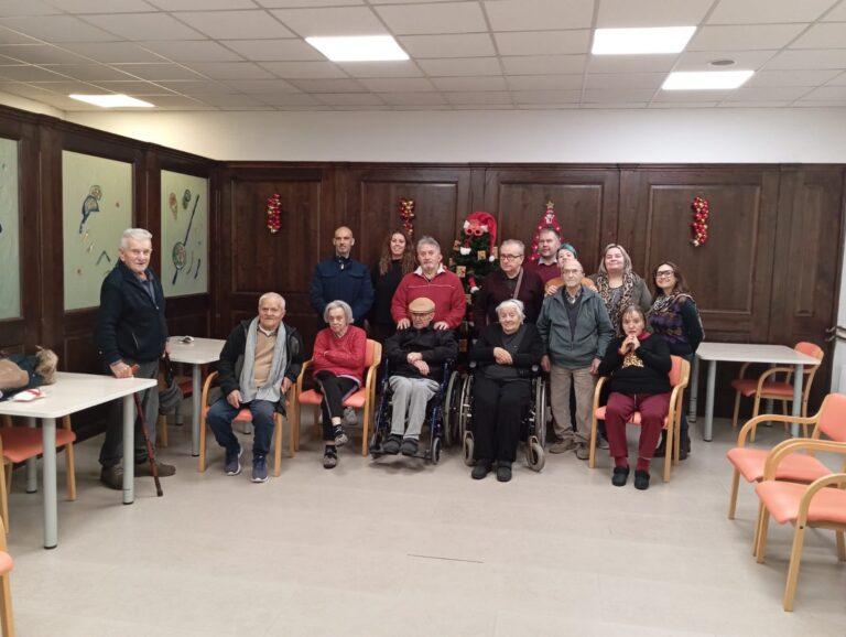 Il sindaco Luca Secondi porta gli auguri di Natale agli anziani di Città di Castello: “Un valore custodire il loro sapere'”