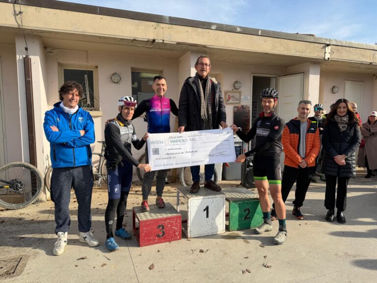 Pedalate di solidarietà. Oltre 200 partecipanti tra bikers e runners si sono trovati questa mattina al Ciclodromo Comunale