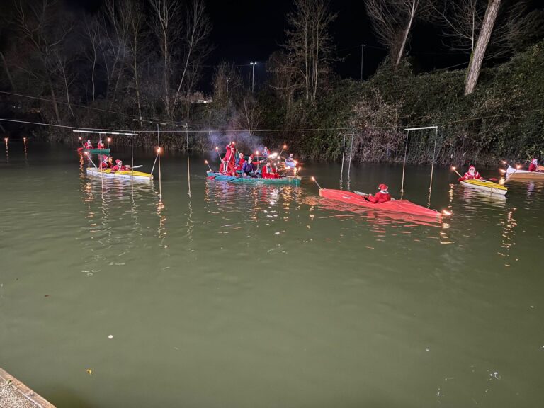 Le canoe al posto delle renne, una cascata di luci, musica e tanta allegria. Spettacolo “mozzafiato” per festeggiare il Natale in maniera davvero originale.
