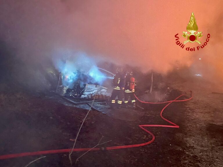 Incendio in un’azienda agricola a Montelovesco di Gubbio: necessario l’intervento dei Vigili del Fuoco di Citta’ di Castello e Gubbio