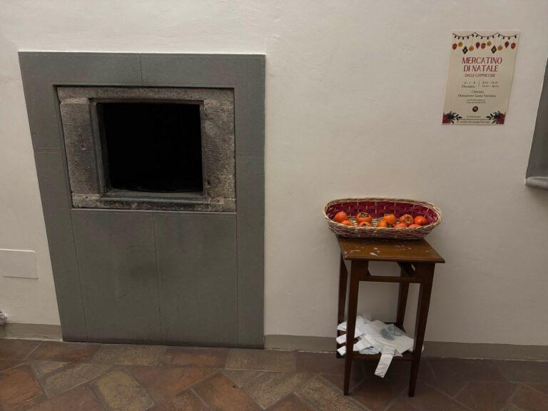 Frutta “sospesa” al monastero di clausura a disposizione di fedeli e passanti