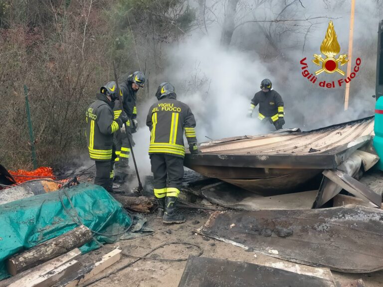 Incendio in un rimessaggio edile a Montone: necessario l’intervento dei Vigili del Fuoco di Città di Castello