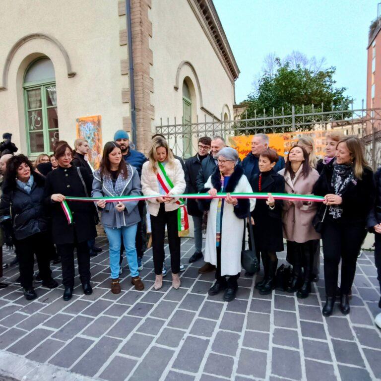 Umbertide brilla di luce natalizia: luminarie accese e taglio del nastro per il presepe d’autore
