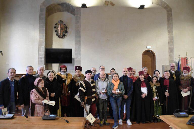 Il sindaco Luca Secondi, barone di Monte Ruperto, consegna il primo “Ruperto” all’ultimo nato nella Baronia; cerimonia in Comune per la presentazione della moneta celebrativa e dell’opuscolo storico dedicato all’exclave tifernate