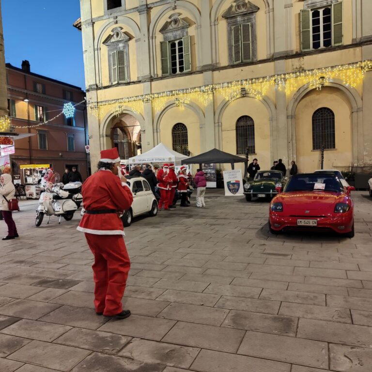 Babbo Natale al volante di auto d’epoca per la gioia dei bambini. Domenica 21 dicembre dalle ore 16,00 alle ore 19,00 in Piazza Matteotti a Città di Castello